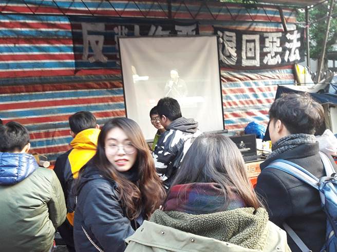 �P�Ąڹ��������ʹ����Ӣ�ı��Լ��xǰ��Փ���[Ę