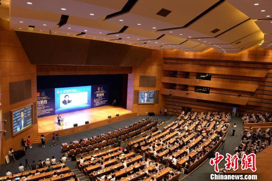 兩岸業(yè)界精英為青年創(chuàng)業(yè)獻(xiàn)“錦囊” 兩岸業(yè)界精英為青年創(chuàng)業(yè)獻(xiàn)“錦囊”