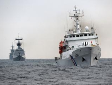 臺灣海巡艦與日本海巡船在春曉氣田海區(qū)對峙(圖)