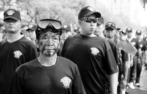 臺灣陸戰隊退役人員29日到“國防部”抗議。 臺灣陸戰隊退役人員29日到“國防部”抗議。