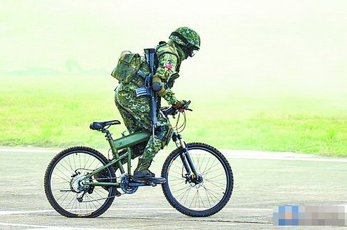 臺軍進行戰力展示預校 傘兵越野自行車漏氣(圖) 臺軍進行戰力展示預校 傘兵越野自行車漏氣(圖)
