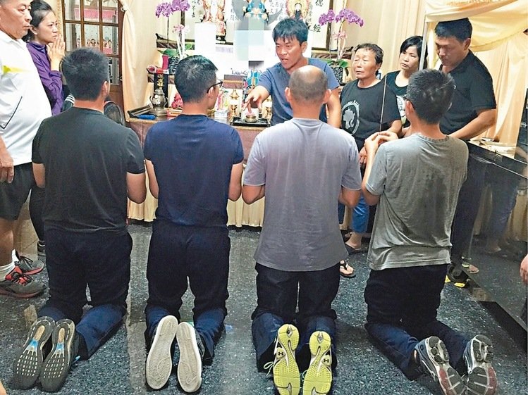 臺軍官兵跪進船長靈堂道歉 家屬:將飛彈當在線游戲打? 臺軍官兵跪進船長靈堂道歉 家屬:將飛彈當在線游戲打?
