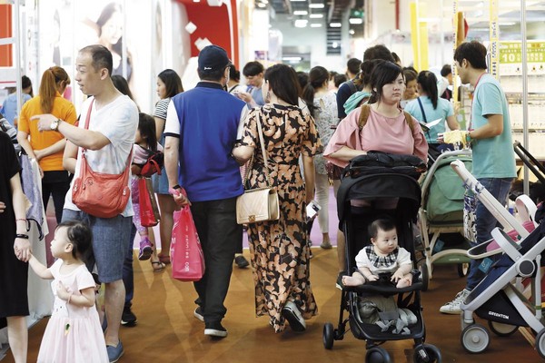 藍營戰神蔡正元告別政壇 娶小19歲馬尾妹63歲再當奶爸 藍營戰神蔡正元告別政壇 娶小19歲馬尾妹63歲再當奶爸