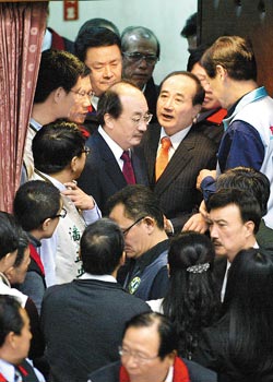 各有盤算
▲立法院長(zhǎng)王金平(中)18日主持臨時(shí)會(huì),面色凝重宣布繼續(xù)協(xié)商,由于藍(lán)綠立委各自占據(jù)主席臺(tái),各有堅(jiān)持,協(xié)商最后失敗。(王遠(yuǎn)茂攝) 各有盤算
▲立法院長(zhǎng)王金平(中)18日主持臨時(shí)會(huì),面色凝重宣布繼續(xù)協(xié)商,由于藍(lán)綠立委各自占據(jù)主席臺(tái),各有堅(jiān)持,協(xié)商最后失敗。(王遠(yuǎn)茂攝)