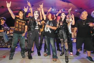 2010搖滾臺中樂團節明天在臺中圓滿劇場登場,臺中市長胡志強(左二)特地扮成重金屬搖滾歌手現身記者會場,為活動暖身