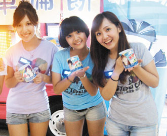 國(guó)民黨新北市長(zhǎng)候選人朱立倫的“朱朱妹后援會(huì)”成立,將隨朱立倫到處打選戰(zhàn)。(圖片來(lái)源:臺(tái)灣《聯(lián)合報(bào)》)