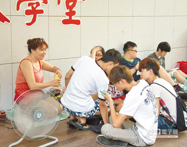 �����죬�_������ןᡣָ����2�죬�������ߵĚ�رƵÿ������㿼���L���ܲ��ˣ���������ֻ�ð����L��