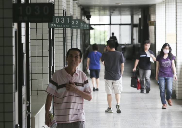 臺灣公務員普考今日開考 5萬人搶千個職缺(組圖) 臺灣公務員普考今日開考 5萬人搶千個職缺(組圖)