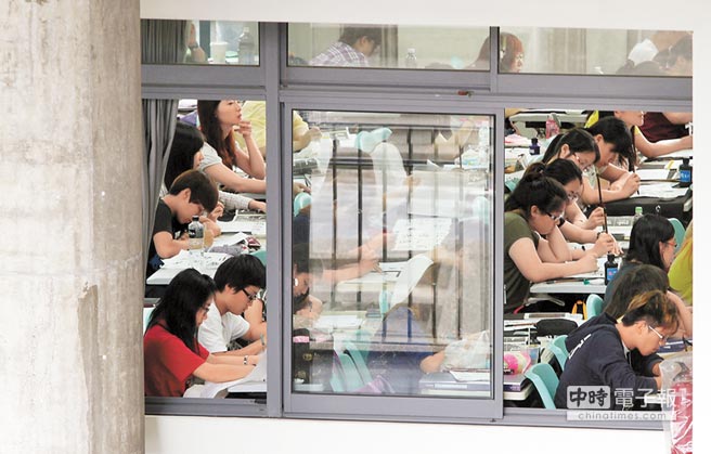 臺少子化沖擊頻現 學者憂大學若不減招將"尸橫遍野" 臺少子化沖擊頻現 學者憂大學若不減招將"尸橫遍野"