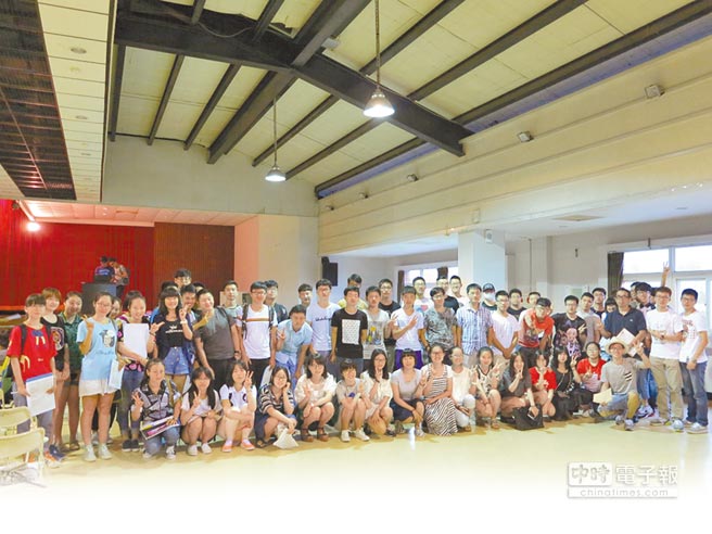 2015年9月11日,義守大學57位大陸學位生于新生座談會后,與學長姐合影留念。(圖片來源:臺灣《中時電子報》) 2015年9月11日,義守大學57位大陸學位生于新生座談會后,與學長姐合影留念。(圖片來源:臺灣《中時電子報》)