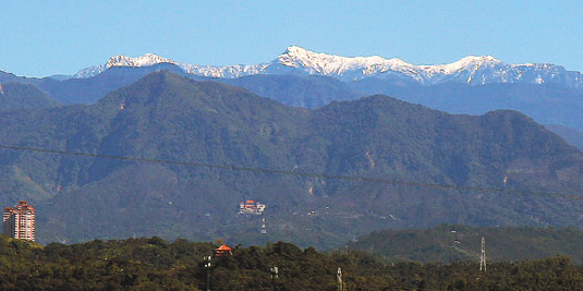 臺灣玉山“白頭”數十年難見 民眾爭相拍攝觀(圖片來源:臺灣《聯合報》)