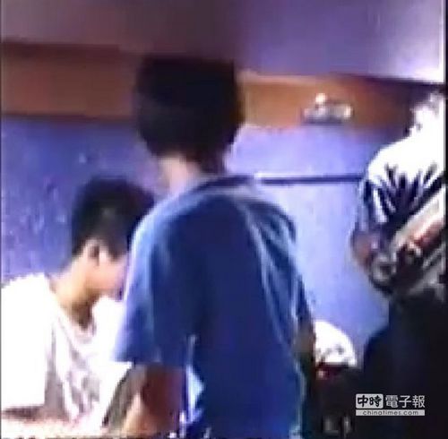 學(xué)生搭車上學(xué)分等級沒錢的坐貨倉業(yè)者遭批(圖)