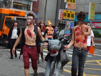 臺(tái)灣學(xué)生萬(wàn)圣節(jié)“扮鬼”做公益恐怖又歡樂(圖)