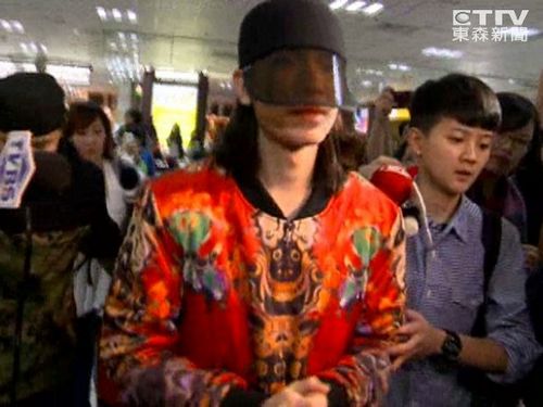 蕭敬騰遭潑糞到警局應訊幕后主謀現兩版本