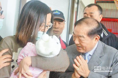 嬰兒出生無雙手和右腳基隆市長探望當(dāng)場發(fā)救助金