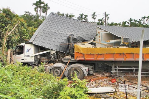 駕駛時睡意襲來臺男子駕砂石車撞毀老屋(圖)