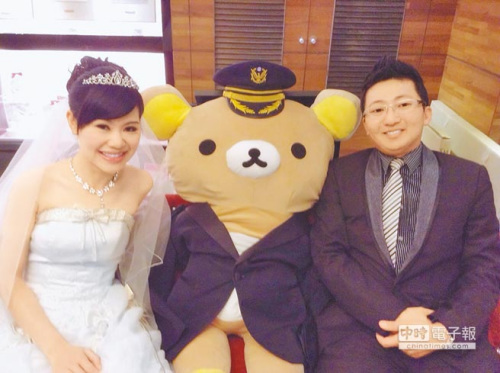 臺南警員結婚搞甜蜜創意喜帖印成罰單送親友(圖)