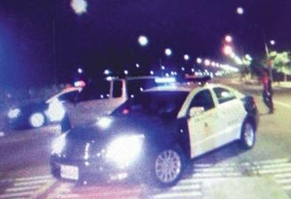 連闖十多個(gè)紅燈男子酒后狂飆撞凹警車(圖)