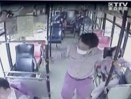 司機阻女檢察官下車知其身份后道歉43次鞠躬21次