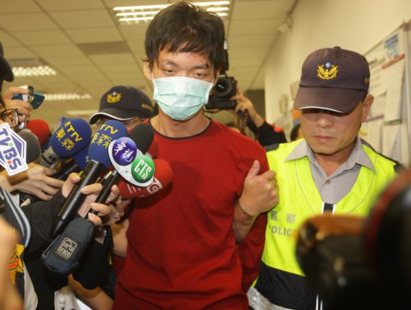 鄭捷暗藏2把刀往返3個車廂瘋狂砍殺乘客 鄭捷暗藏2把刀往返3個車廂瘋狂砍殺乘客