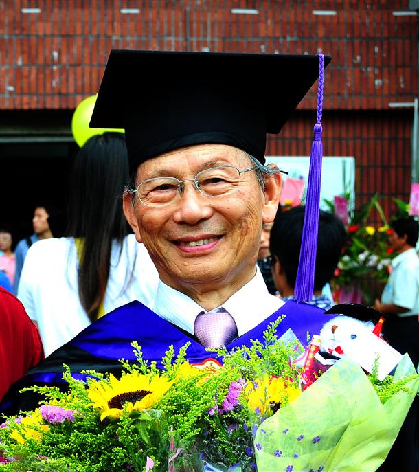 82歲退休校長林哲次獲得碩士 82歲退休校長林哲次獲得碩士