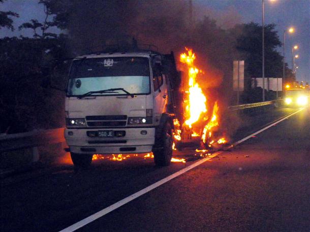 貨車上載著800多桶色拉油爆胎起火 貨車上載著800多桶色拉油爆胎起火
