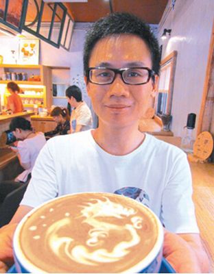 高雄咖啡師秀絕技 “接吻拉花”送情侶 高雄咖啡師秀絕技 “接吻拉花”送情侶