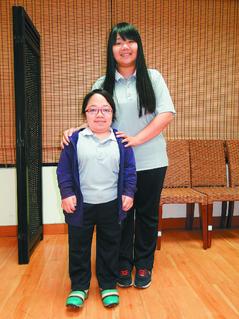 女子患罕見病身高僅109厘米室友樂“當她手腳”