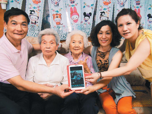 臺灣,87歲的戴日妹(左二)、86歲的戴升妹(左三)兩姊妹失聯6年后喜相逢。 臺灣,87歲的戴日妹(左二)、86歲的戴升妹(左三)兩姊妹失聯6年后喜相逢。