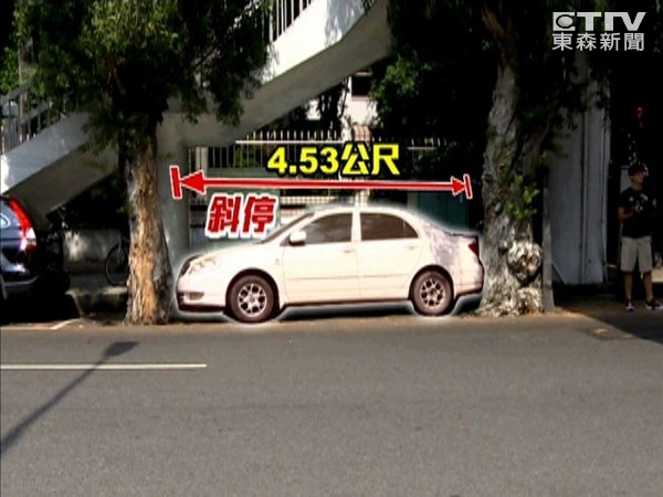 想逼死誰(shuí)!臺(tái)中最牛“無(wú)縫停車”根本拖不走 想逼死誰(shuí)!臺(tái)中最牛“無(wú)縫停車”根本拖不走