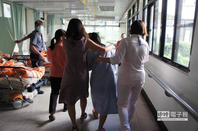 脖子被噴到不明液體的女學(xué)生,媽媽保護(hù)她到病床