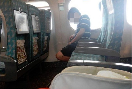 臺灣年輕男子高鐵便溺,“尿成拋物線”被拍 臺灣年輕男子高鐵便溺,“尿成拋物線”被拍