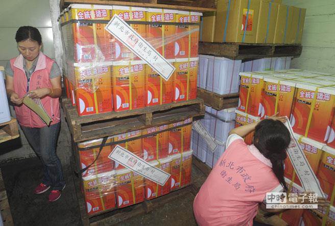 新北市衛(wèi)生局4日到強(qiáng)冠企業(yè)工廠檢查餿水油,當(dāng)場(chǎng)查封了四種油品共7548公斤。圖為全統(tǒng)香豬油遭查封 新北市衛(wèi)生局4日到強(qiáng)冠企業(yè)工廠檢查餿水油,當(dāng)場(chǎng)查封了四種油品共7548公斤。圖為全統(tǒng)香豬油遭查封