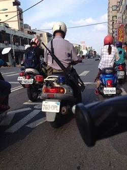 臺警察背長槍騎摩托車上街 網友熱議神回復 臺警察背長槍騎摩托車上街 網友熱議神回復