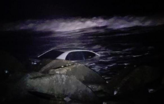 男子車停海邊吹風散心一覺醒來差點被滅頂(圖)