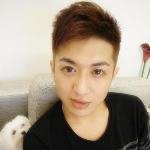 周譽騰至今下落不明,母親心急喊話要他快出來投案,并稱說已經找好律師了。 周譽騰至今下落不明,母親心急喊話要他快出來投案,并稱說已經找好律師了。