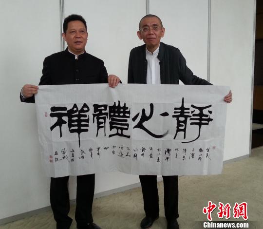 海峽兩岸書畫名家現場書寫,留下墨寶。 海峽兩岸書畫名家現場書寫,留下墨寶。