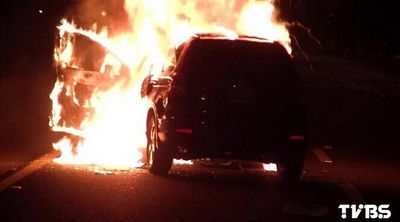 女子車禍受困警員將其拖出幾秒車子瞬間變火球 女子車禍受困警員將其拖出幾秒車子瞬間變火球