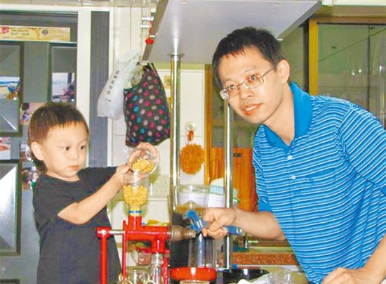 避吃餿水油臺(tái)灣一醫(yī)生組團(tuán)DIY榨油(圖) 避吃餿水油臺(tái)灣一醫(yī)生組團(tuán)DIY榨油(圖)