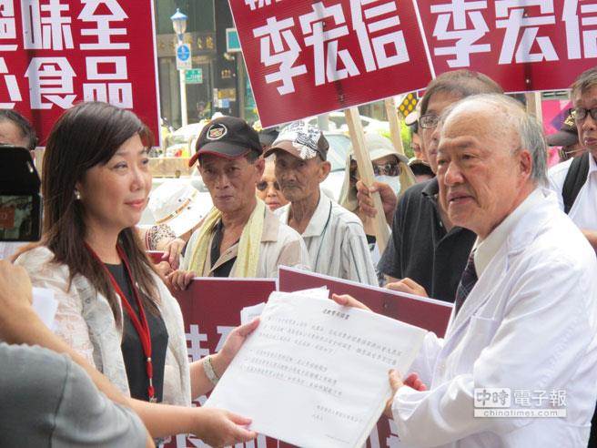 味全公司派員收下要求道歉暨承諾書 味全公司派員收下要求道歉暨承諾書