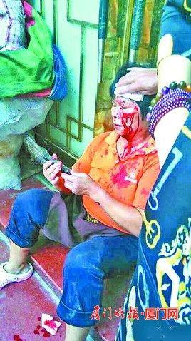 廈門一婦女上廁所插隊遭游客拍磚 頭部鮮血直流 廈門一婦女上廁所插隊遭游客拍磚 頭部鮮血直流