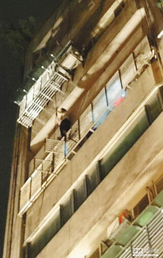 男子為撿錢包跌落遮雨棚險些嚇尿(圖) 男子為撿錢包跌落遮雨棚險些嚇尿(圖)