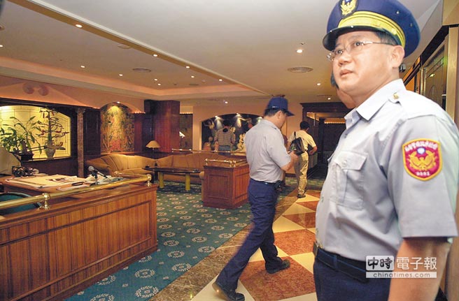 警方前往轄區內違法從事性交易的賓館、KTV酒店等4家營業場所,進行斷水斷電的處分 警方前往轄區內違法從事性交易的賓館、KTV酒店等4家營業場所,進行斷水斷電的處分