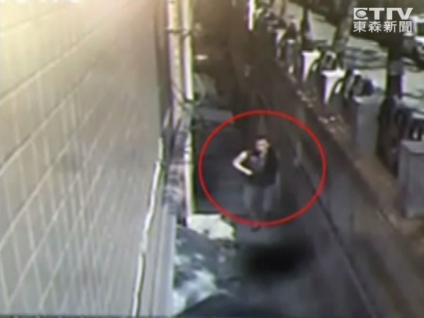 吸毒男子二度闖入小學校園,毆打老師、挾持學生。(學校監視器畫面翻拍) 吸毒男子二度闖入小學校園,毆打老師、挾持學生。(學校監視器畫面翻拍)