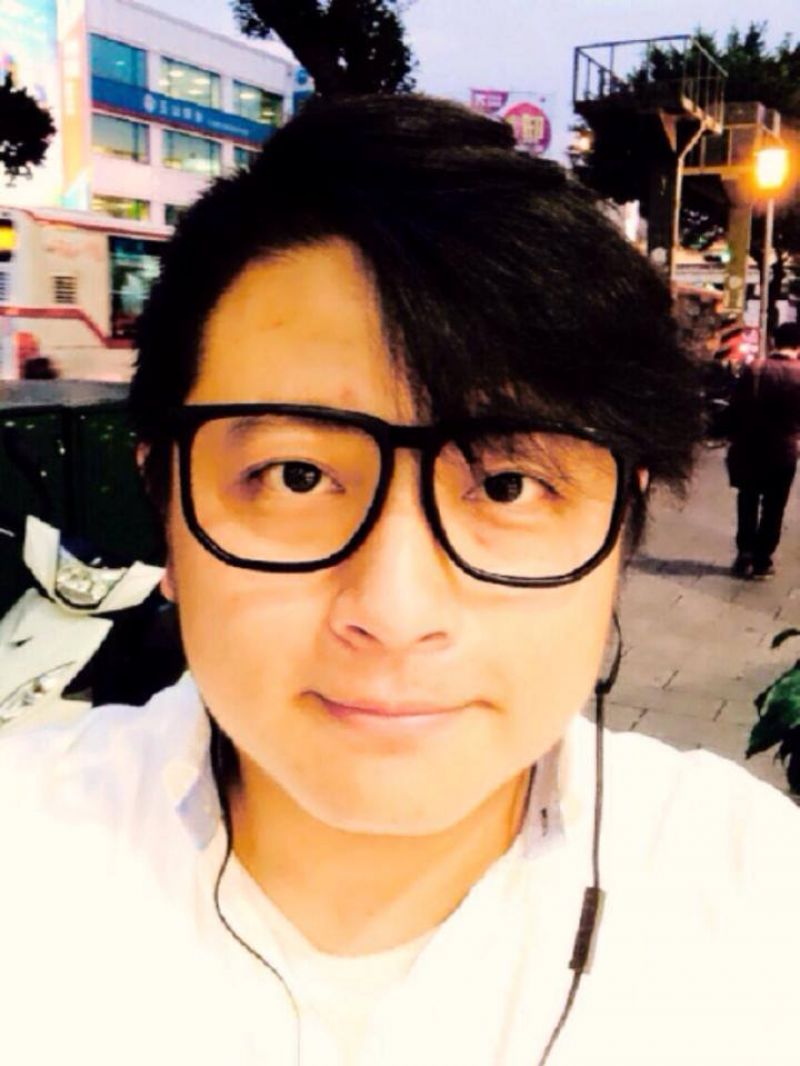 有臺灣補教界納豆之稱的英文名師何輝,被爆料獵艷非首次 有臺灣補教界納豆之稱的英文名師何輝,被爆料獵艷非首次