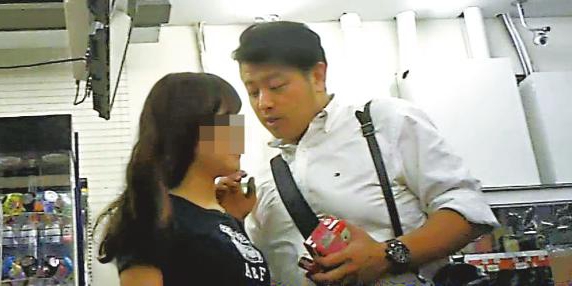 在便利店拍拖的何輝不時望著情人 在便利店拍拖的何輝不時望著情人