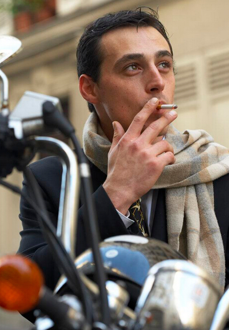 未來騎車點煙,影響他人安全,可處新臺幣600元罰款。(網絡圖) 未來騎車點煙,影響他人安全,可處新臺幣600元罰款。(網絡圖)