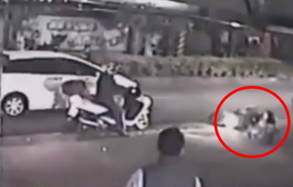 Ů�ӱ�ײ����·߅�]���� �H��Թ�����̫��Į