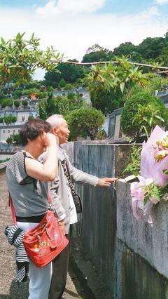 上海老翁尋臺灣親人一甲子 牌位前認親(圖) 上海老翁尋臺灣親人一甲子 牌位前認親(圖)