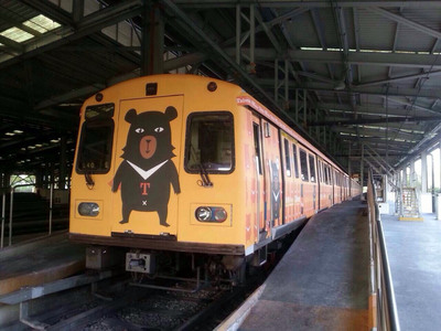 彩繪列車圣誕出發 “喔熊”面露嬌羞展現萌魅力(圖) 彩繪列車圣誕出發 “喔熊”面露嬌羞展現萌魅力(圖)